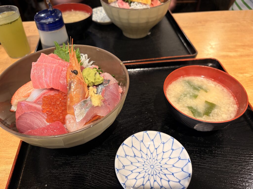 食事処さか本の海鮮丼(一番人気・¥2,300・本まぐろ中トロ使用)