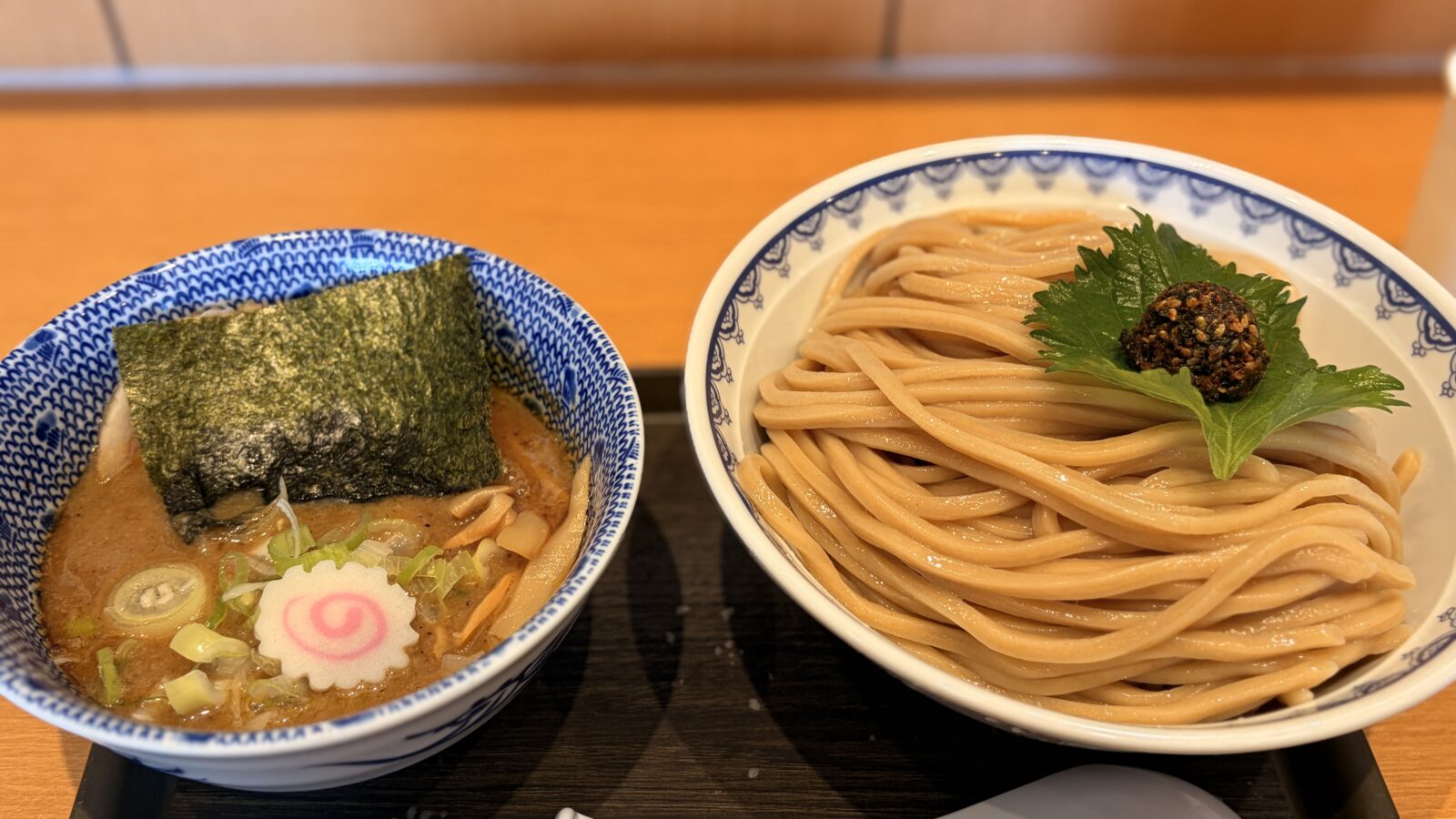 鴻巣の行列つけ麺・次念序へ——六厘舎系列の濃厚スープに生七味が絡む一杯
