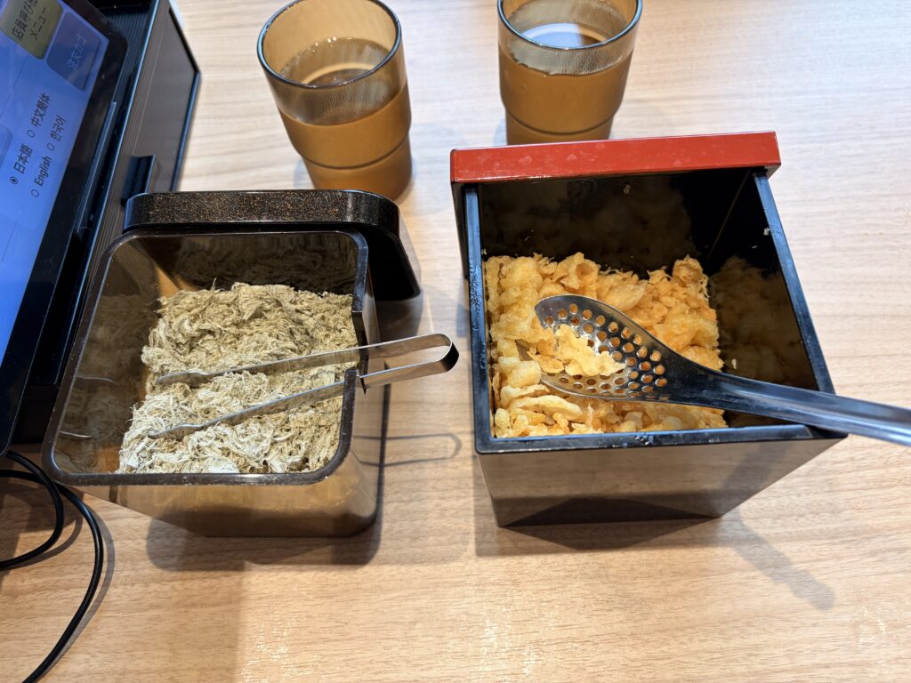 資さんうどんの薬味バー。とろろ昆布と揚げ玉が入れ放題