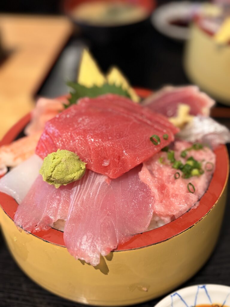 食事処さか本のさか本丼・金色の丸いお椀