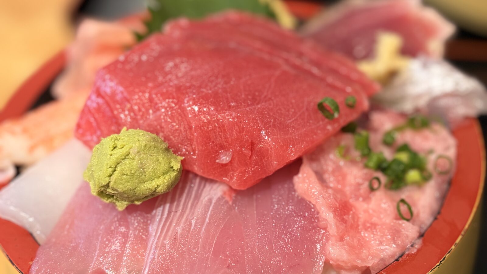 川崎北部市場「食事処さか本」レビュー｜朝7時から食べる海鮮丼・アジフライ（4回リピートの実力）