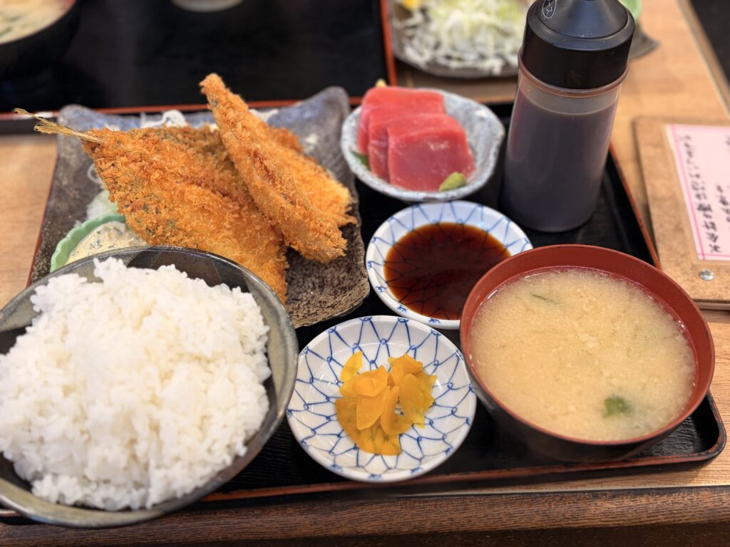 食事処さか本のアジフライ定食(¥800前後・骨なし・マグロ刺身付き)