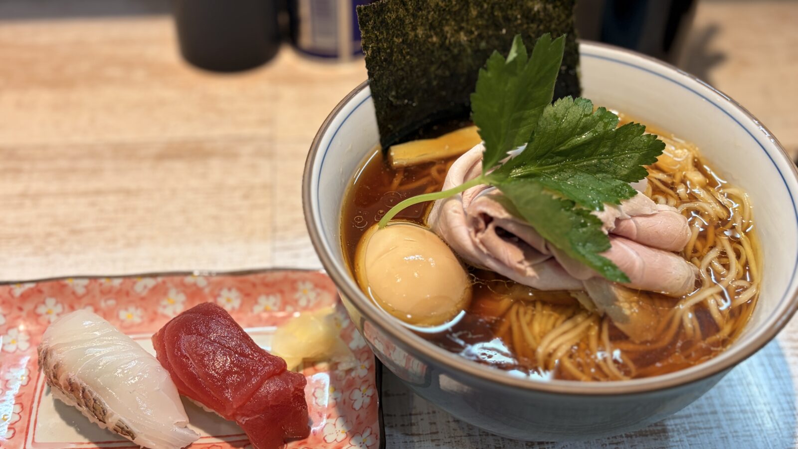 中華そば 四つ葉（川島町）——スープまで飲み干す醤油そばと、日替わりにぎり。元・寿司屋の息子が営む行列店