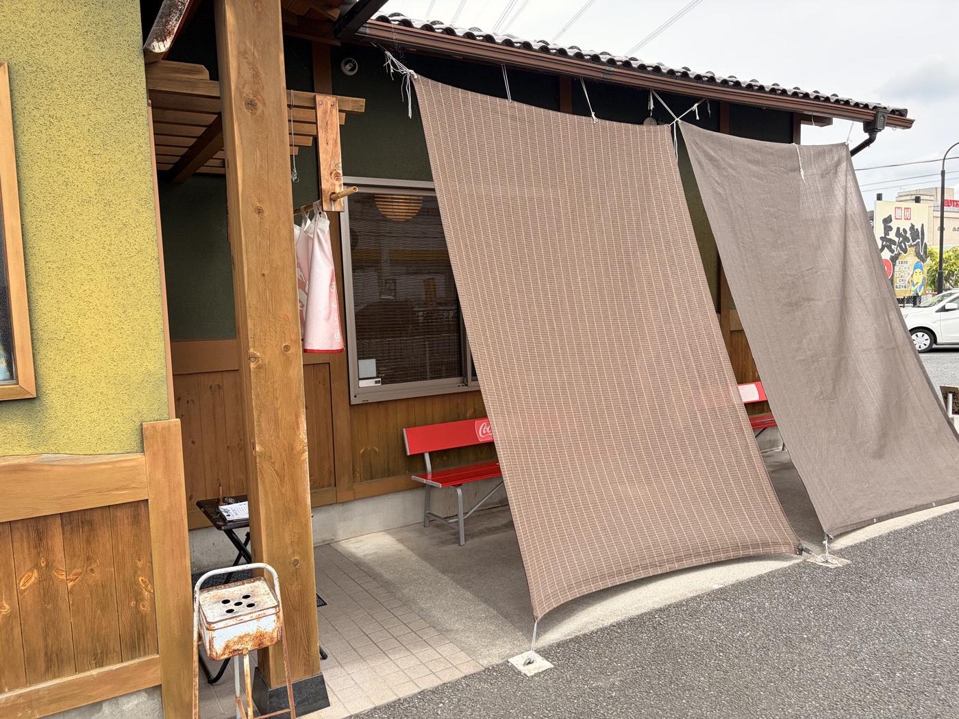 麺房長谷川の店先の待合ベンチ