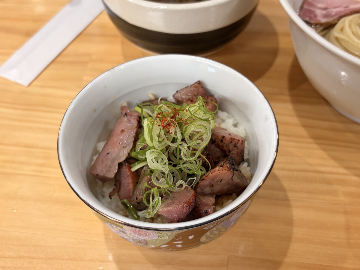 NAGASHARIの炭火焼き豚丼。刻みネギと一味