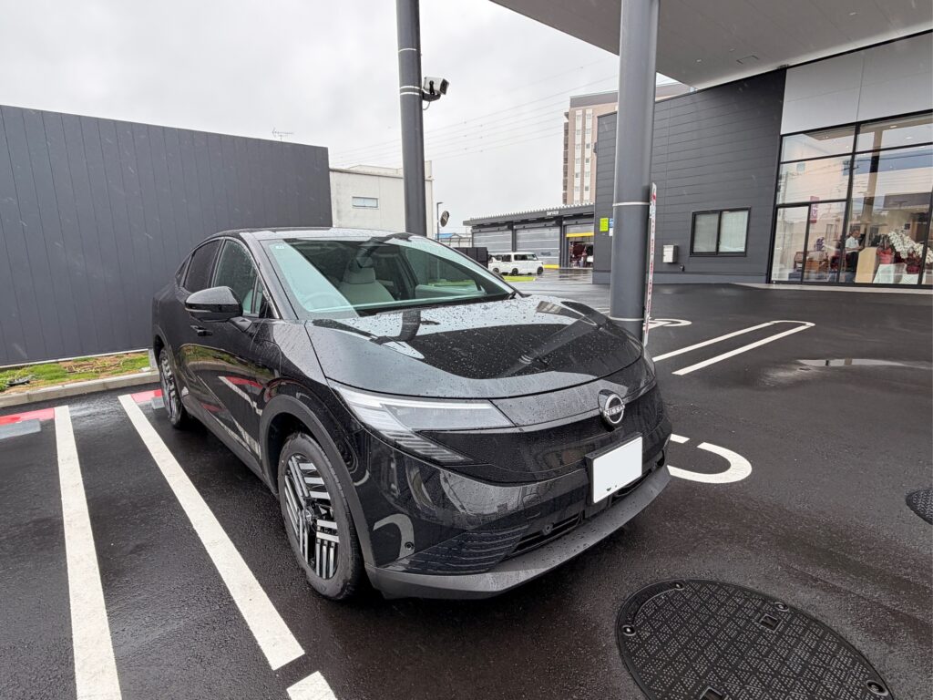 日産の新型リーフ試乗車。クーペSUVらしい流麗なシルエットの黒いボディ