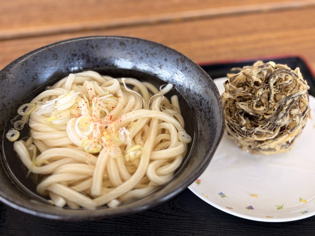 安藤製麺のかけうどん（ネギ・一味）と名物の昆布天（細切り昆布のかき揚げ）