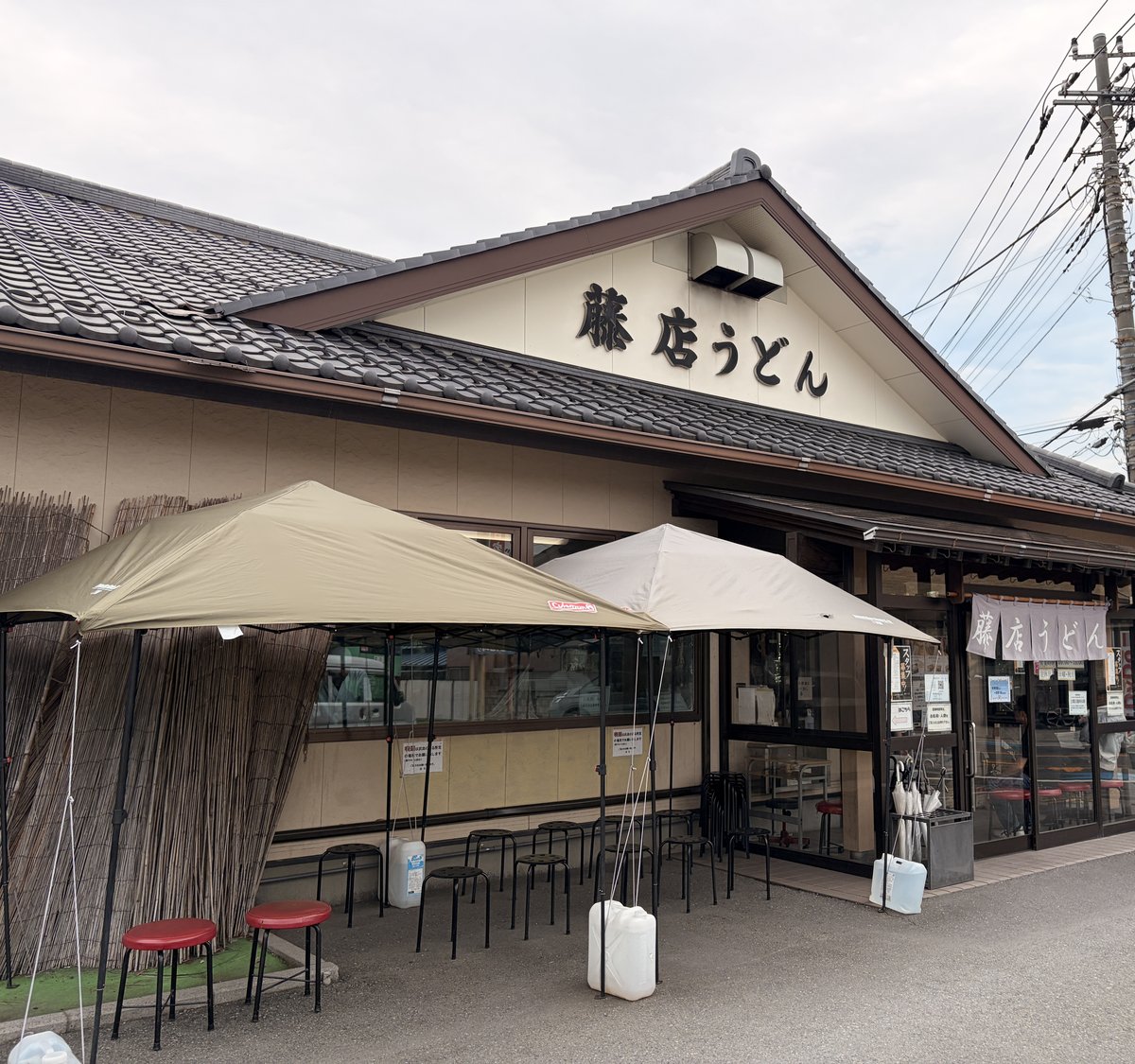 瓦屋根の立派な藤店うどんの店構え