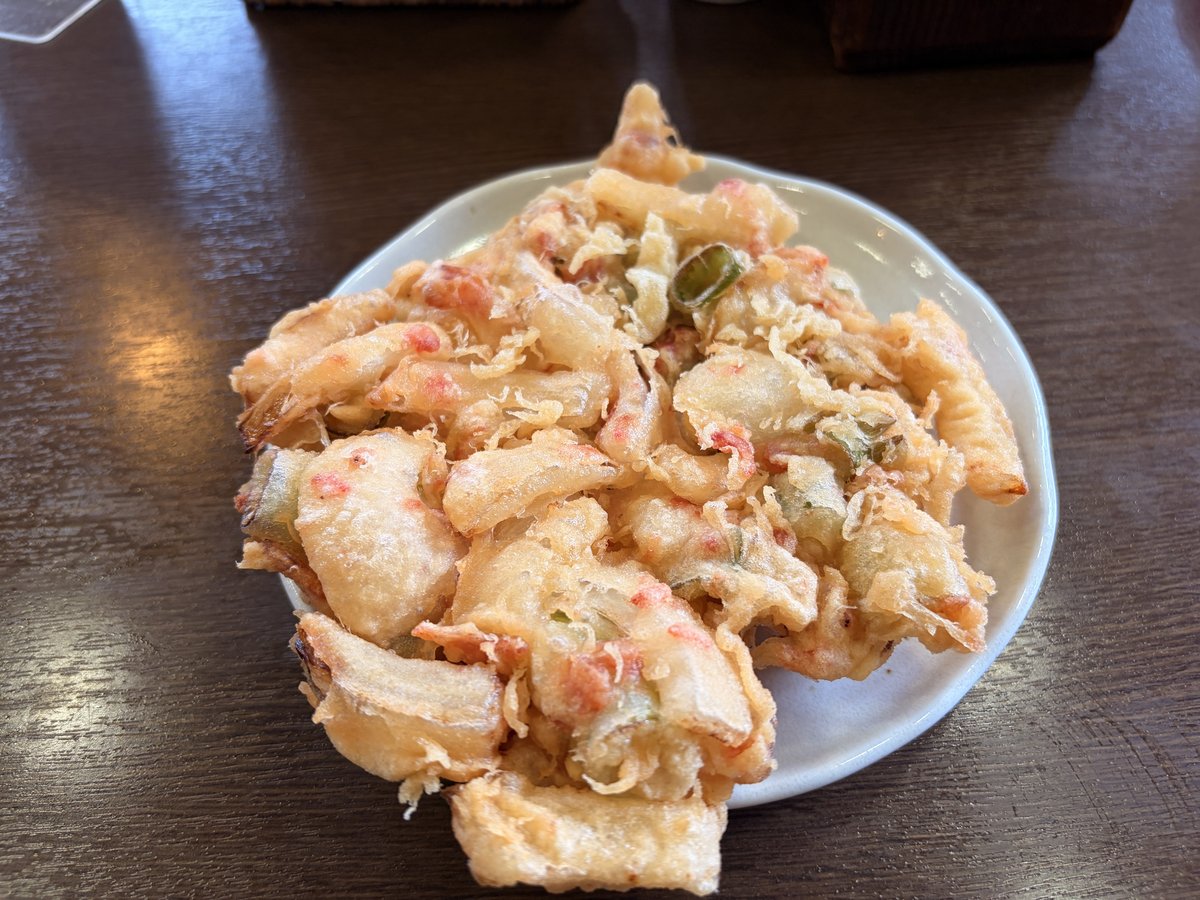 藤店うどんのかき揚げ。桜えび入りの大きなかき揚げ