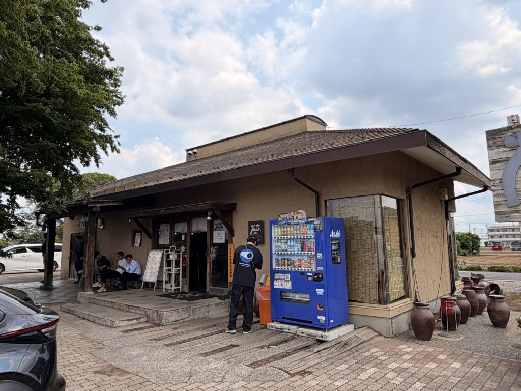 中華そば螢の店舗外観。古民家風の建物と店先のベンチ・甕（かめ）