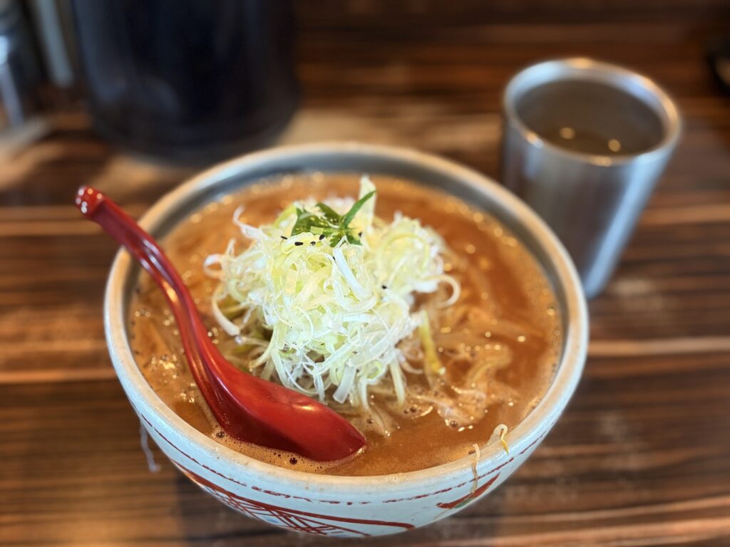 中華そば螢の海の味噌そば。海老・蟹・帆立の魚介出汁×信州赤味噌のスープに白髪ねぎと三つ葉
