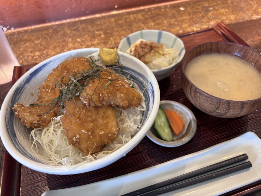 加賀家食堂の日替わり・唐揚げ丼。過去の訪問時の一皿