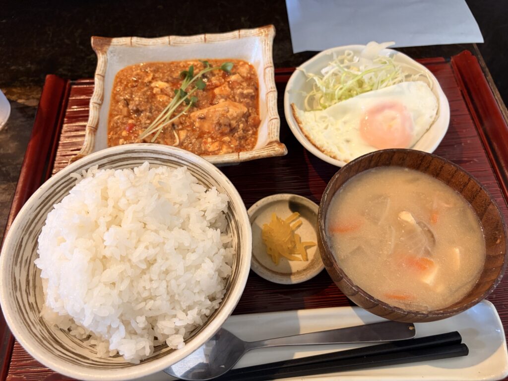 加賀家食堂の麻婆豆腐定食。大盛りご飯・目玉焼き・味噌汁・漬物つき