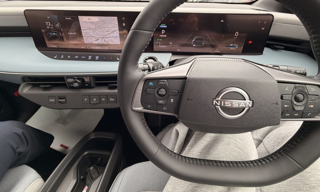 新型リーフの運転席まわり。横長デュアル大型ディスプレイとP/R/N/Dのボタン式シフト、メーターに残量72%・航続395km表示