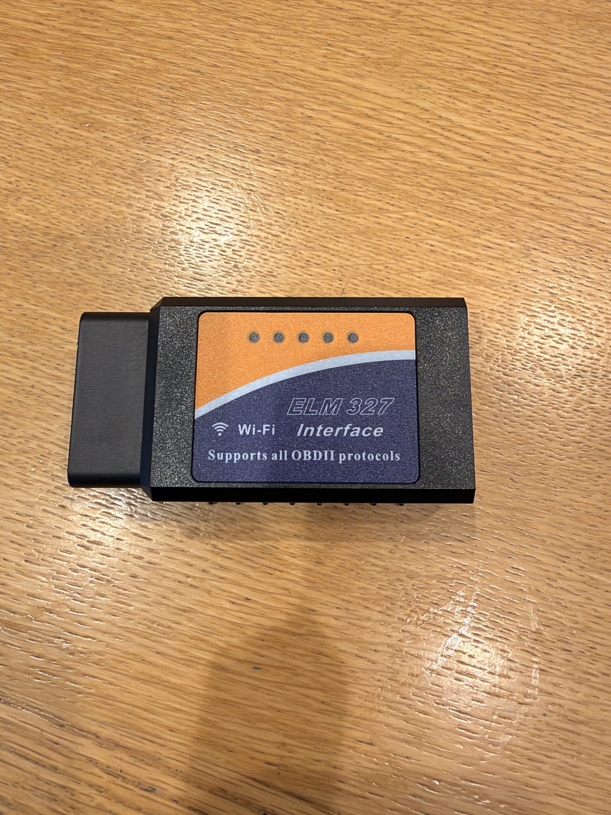 ELM327 WiFi OBD2アダプタの本体。手のひらサイズ