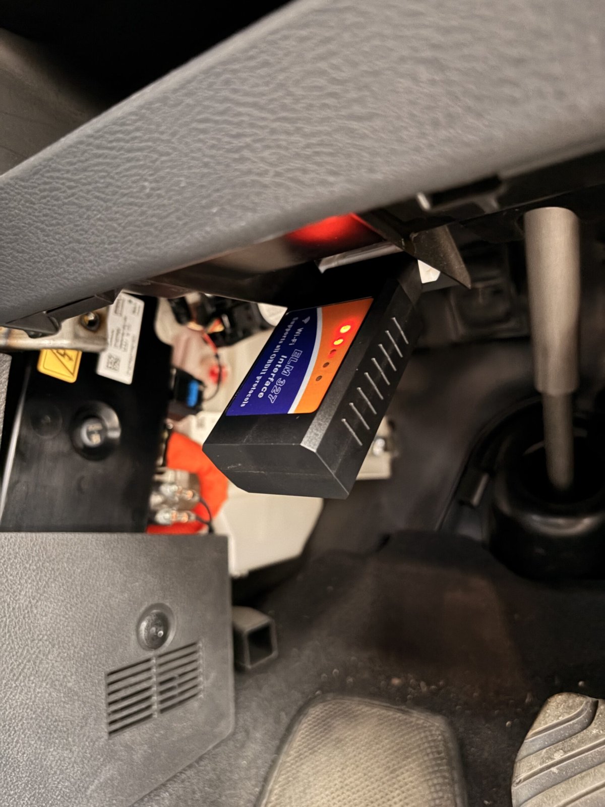 サクラのOBD2ポートにアダプタを挿してLEDが点灯した状態