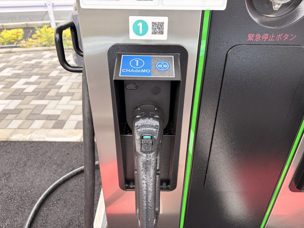 充電器のeMobility Power案内ステッカー。充電時間1回30分まで・会員カードなしはQRスキャンでビジター利用