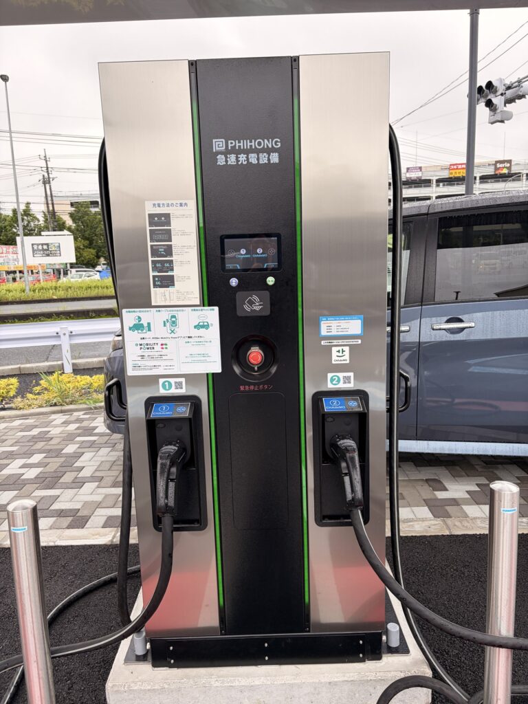 日産ディーラーに設置されたPHIHONG製90kW急速充電器（CHAdeMO2口・2台同時充電対応）