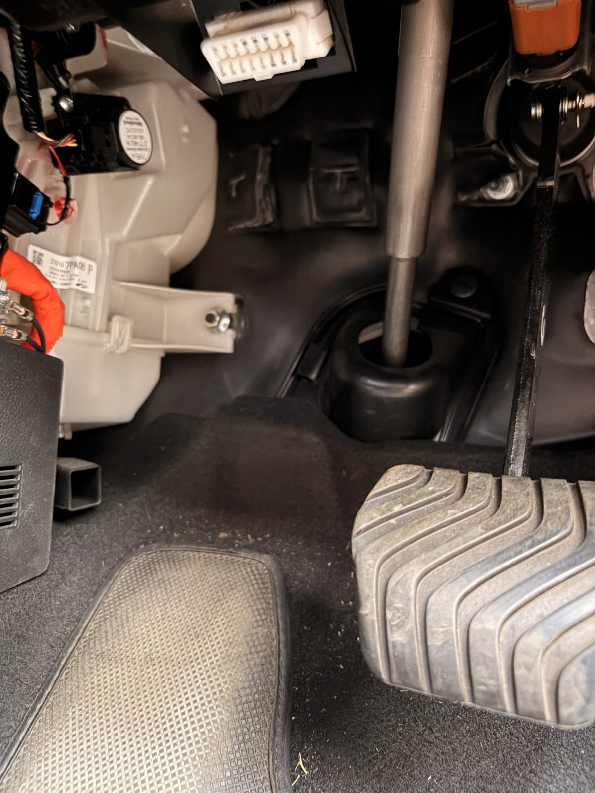 日産サクラのOBD2ポートの場所。運転席足元・ハンドル下に白い16ピンコネクタがある