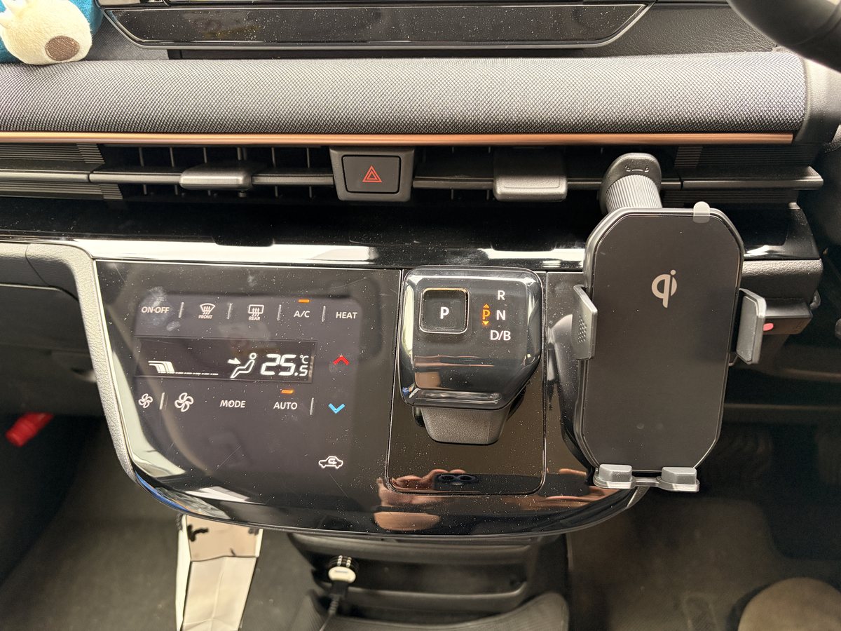 運転席右側の吹き出し口に取り付けたスマホホルダー