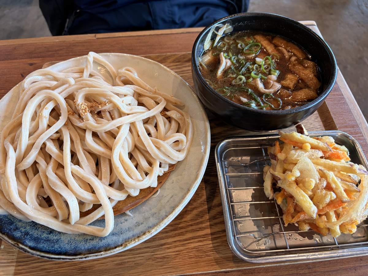 知人が注文した香ばしにんにく鴨汁うどんの大盛り