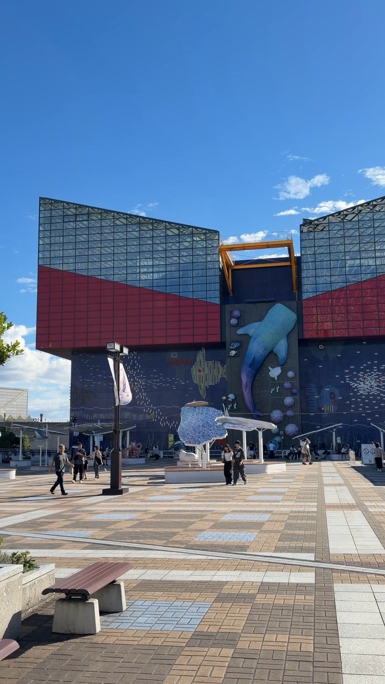 海遊館の外観。ジンベエザメが描かれた巨大な壁画と青空