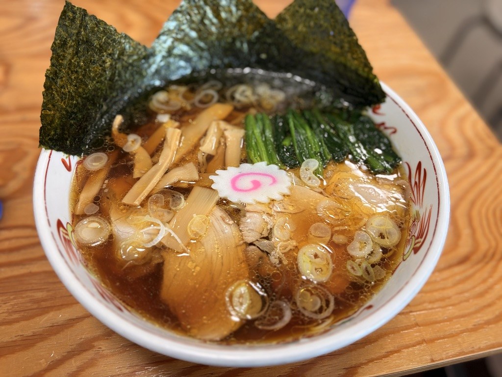 れもんの中華そば。海苔3枚が立ち、ほうれん草・メンマ・なると・チャーシューがのる白河スタイル