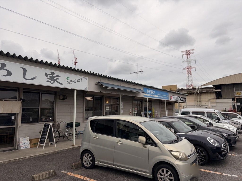柏市公設市場の店舗棟。中華そばれもんの並び