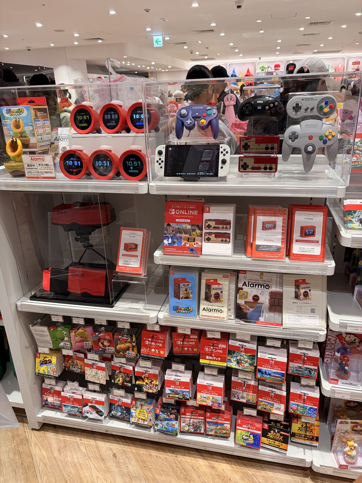 Nintendo OSAKAのアラーモ売り場。実機が並び販売中12980円お一人様1点の表示