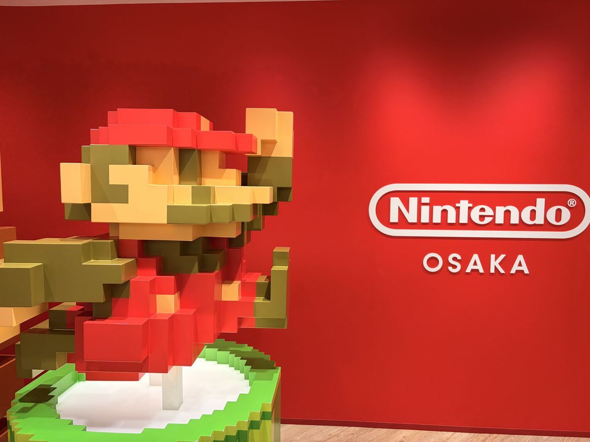 Nintendo OSAKAの入口にあるドット絵風マリオ像とロゴ