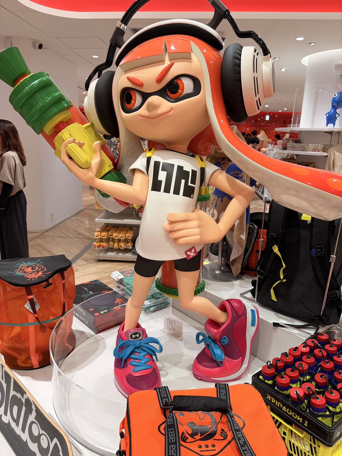 スプラトゥーンの等身大インクリング像とグッズ売り場