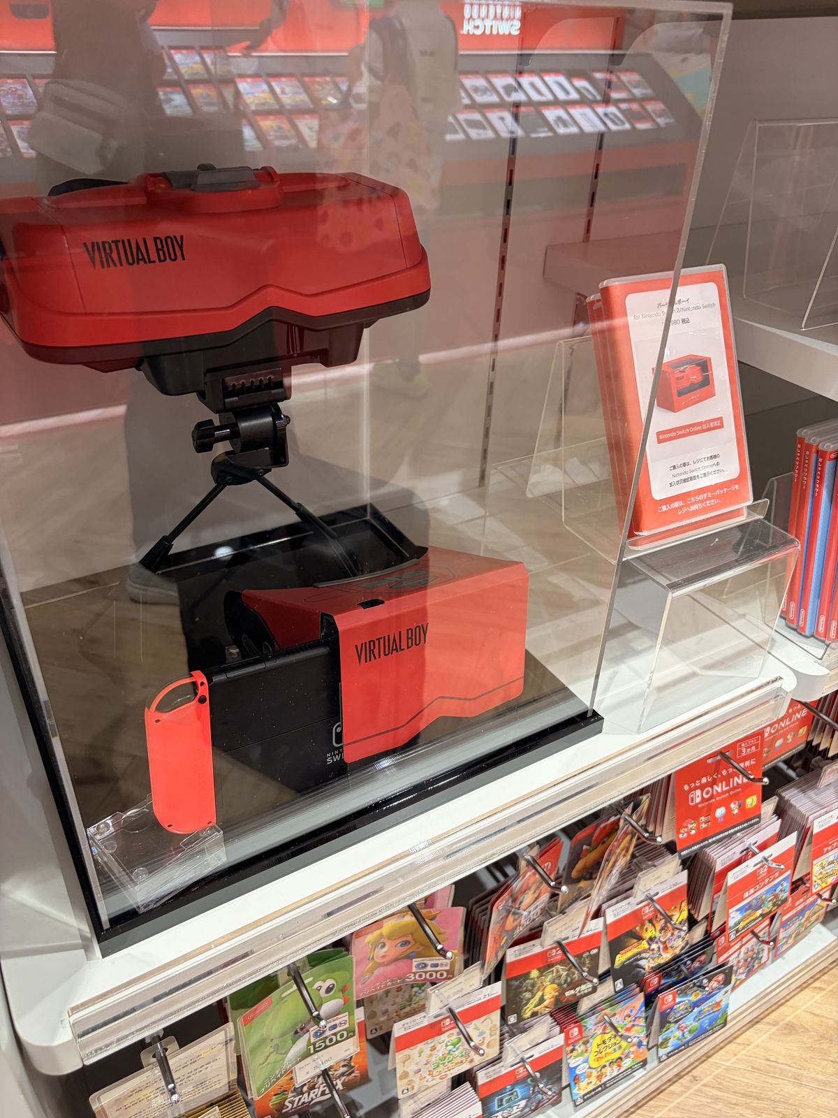 初代バーチャルボーイの実機とSwitch用新バーチャルボーイの展示