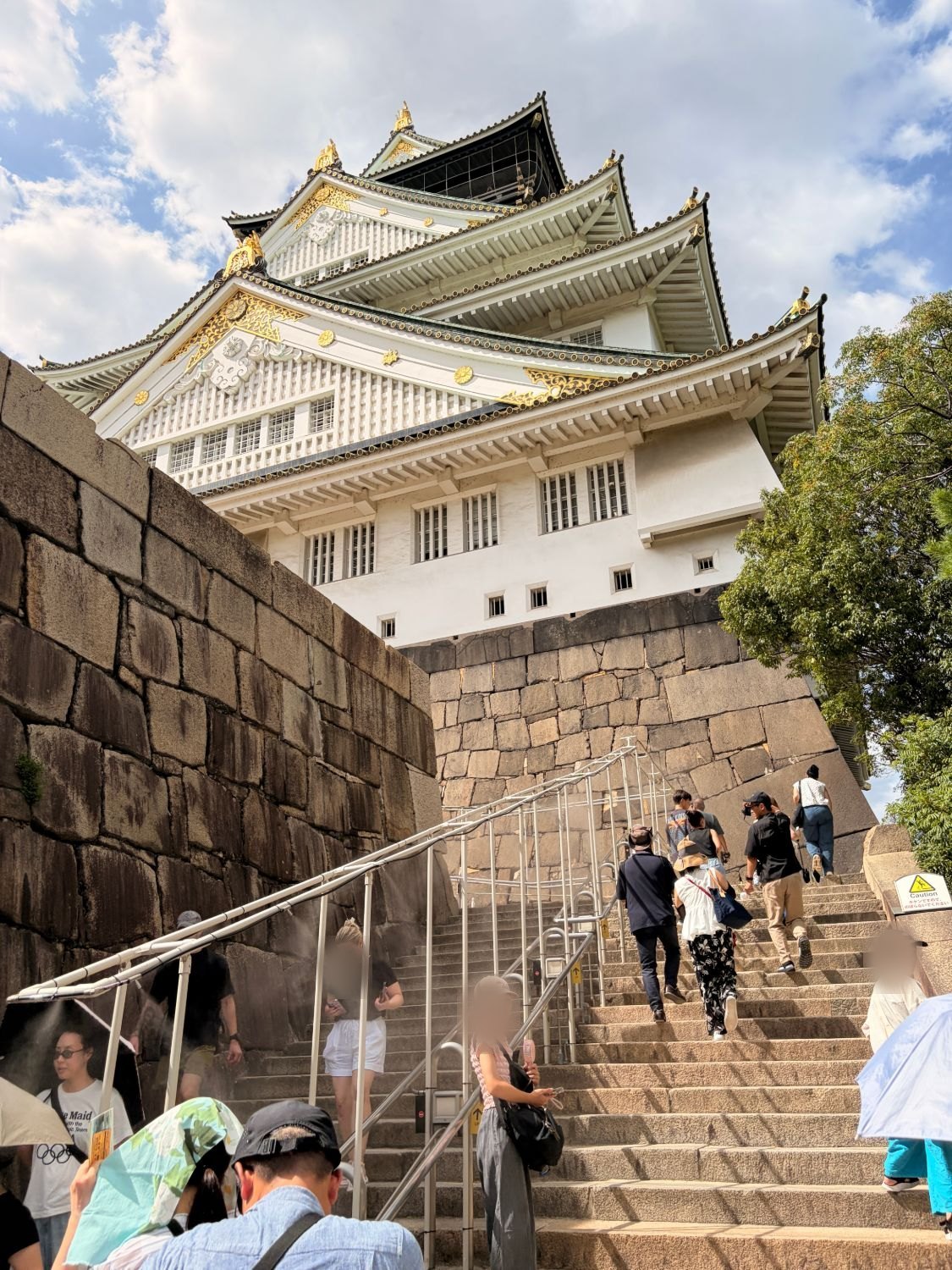 大阪城天守閣へ続く石段。ミストが出ている