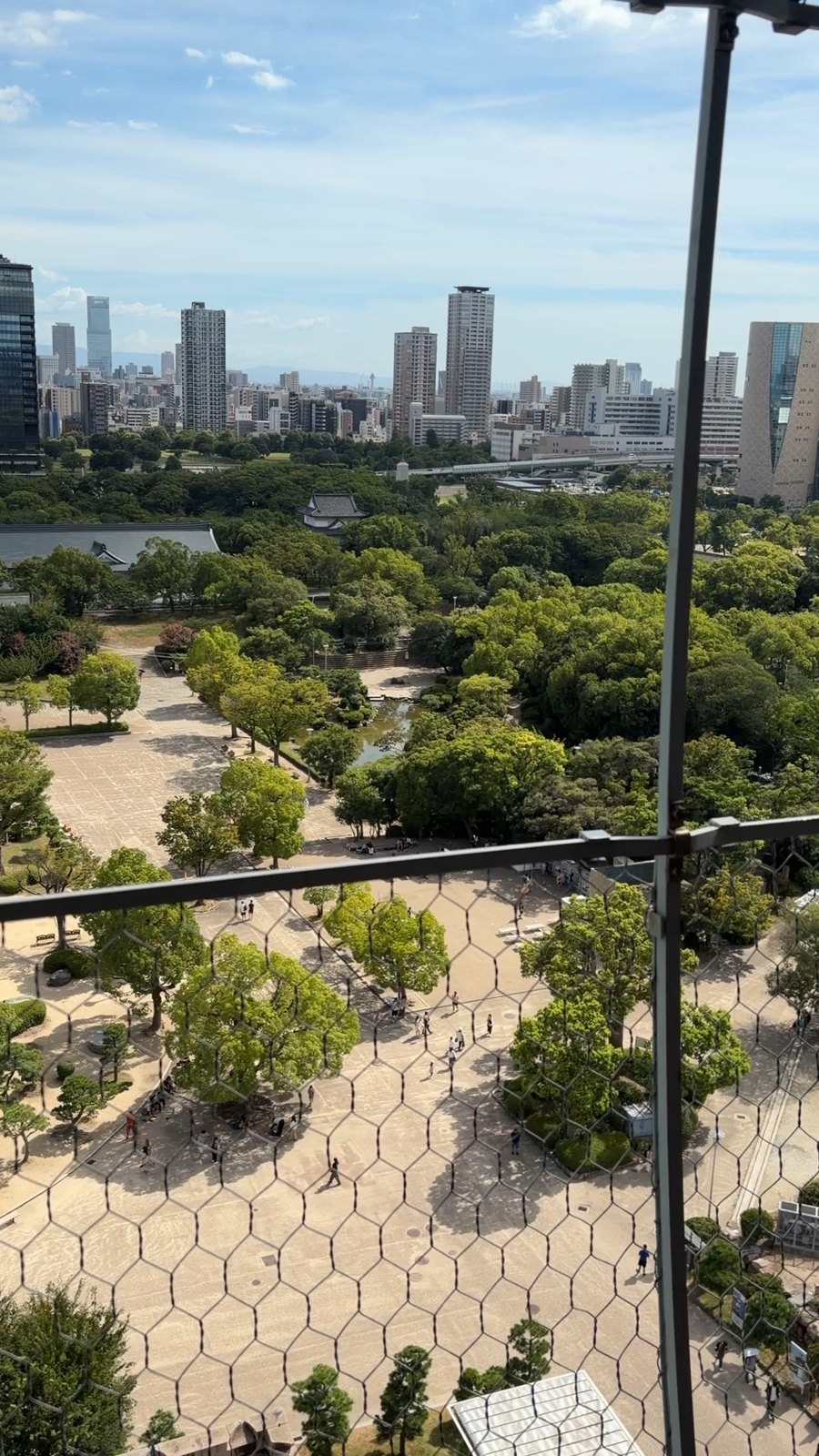 大阪城天守閣からの眺望。大阪の街と公園を一望