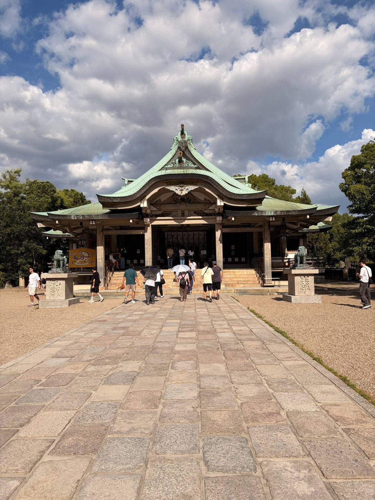 豊國神社の拝殿。緑青色の屋根