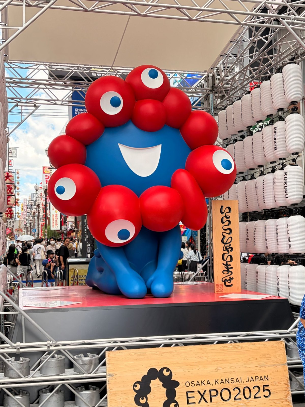 道頓堀に設置されたEXPO2025のミャクミャク像