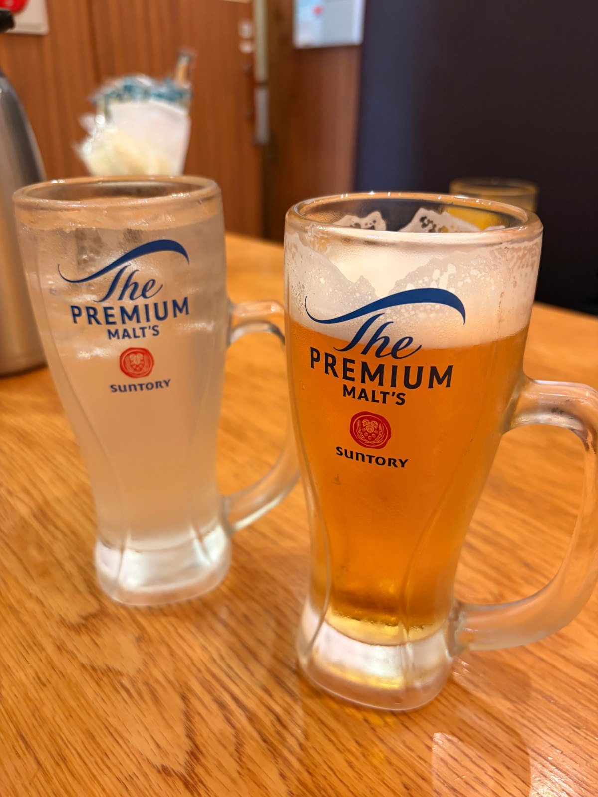 大阪王将で乾杯。ビールとレモンサワーのジョッキ