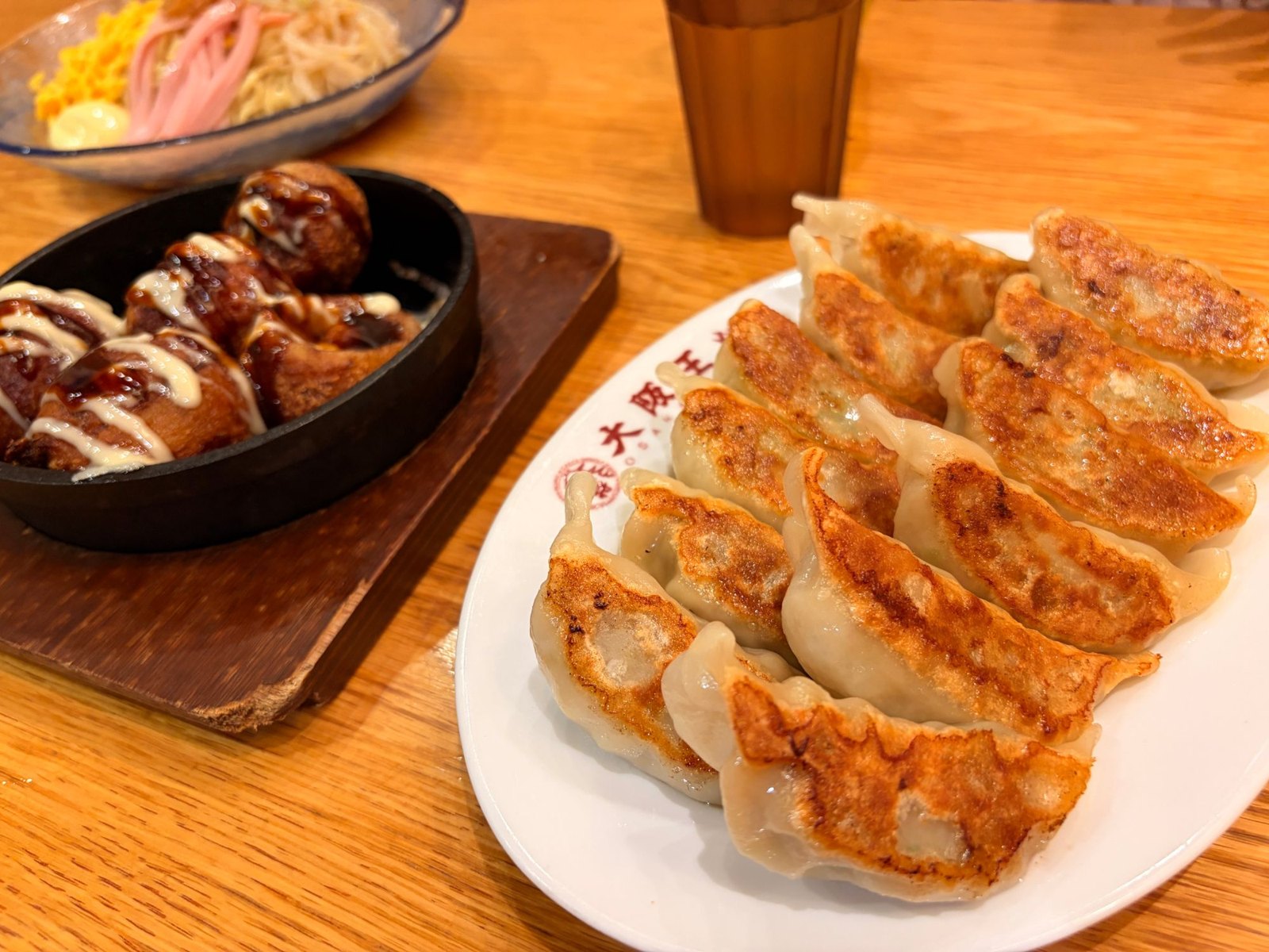 大阪王将の焼き餃子2人前とたこ焼き、冷やし中華