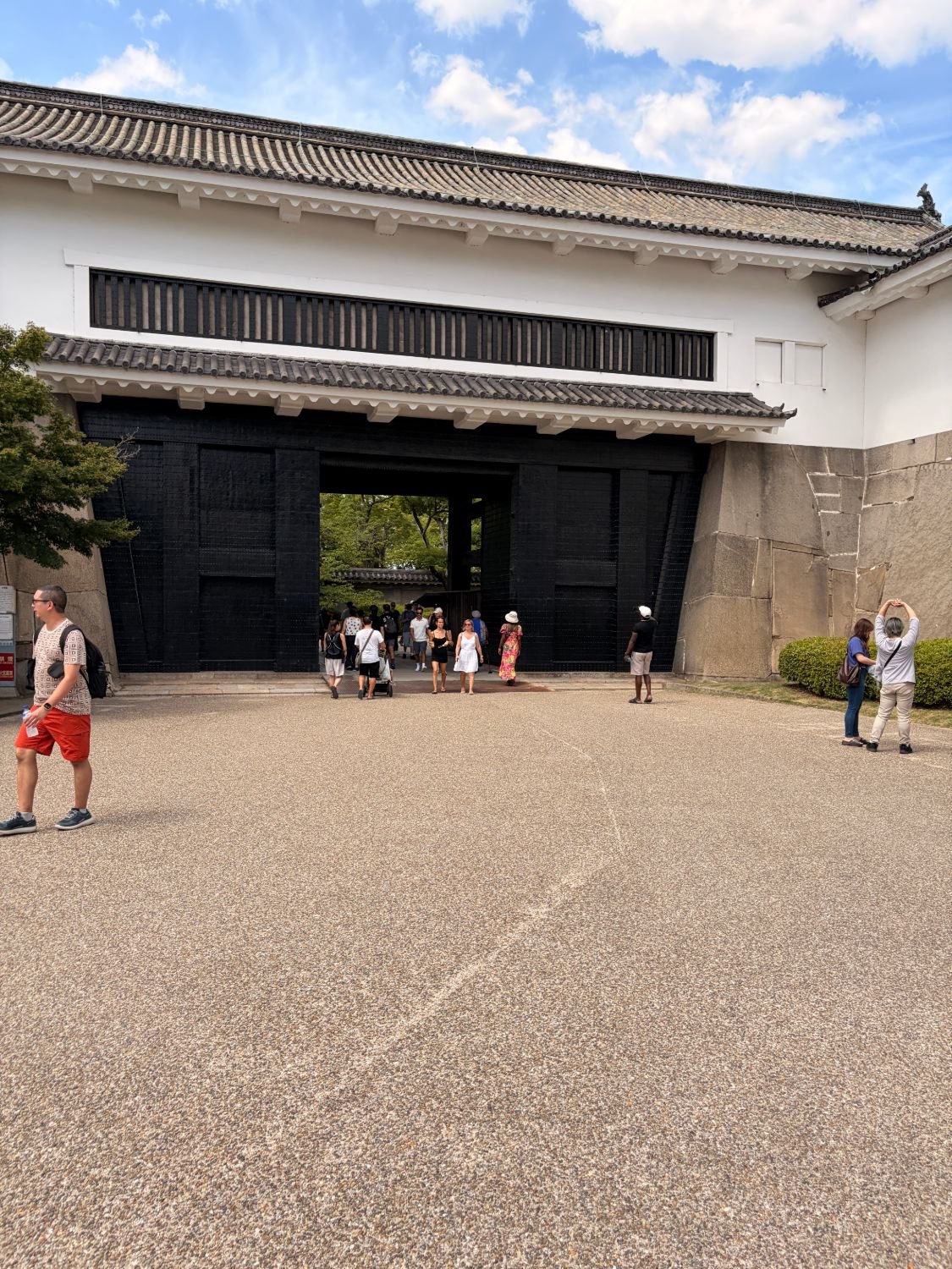 大阪城の大手門。黒い巨大な門と石垣