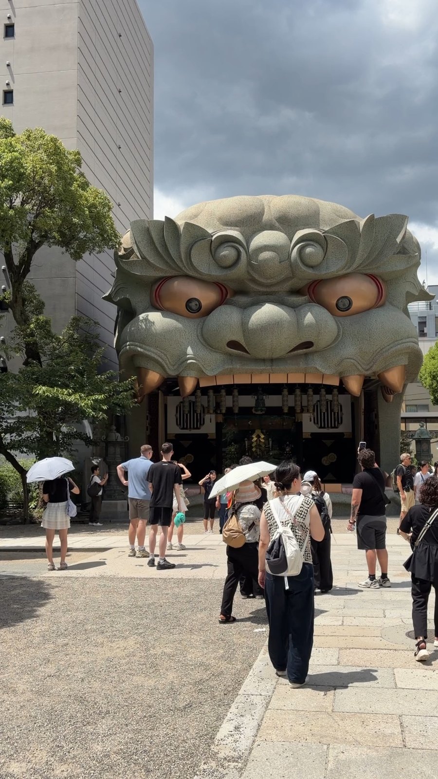 難波八阪神社の獅子殿。大きな獅子の頭の形をした舞台