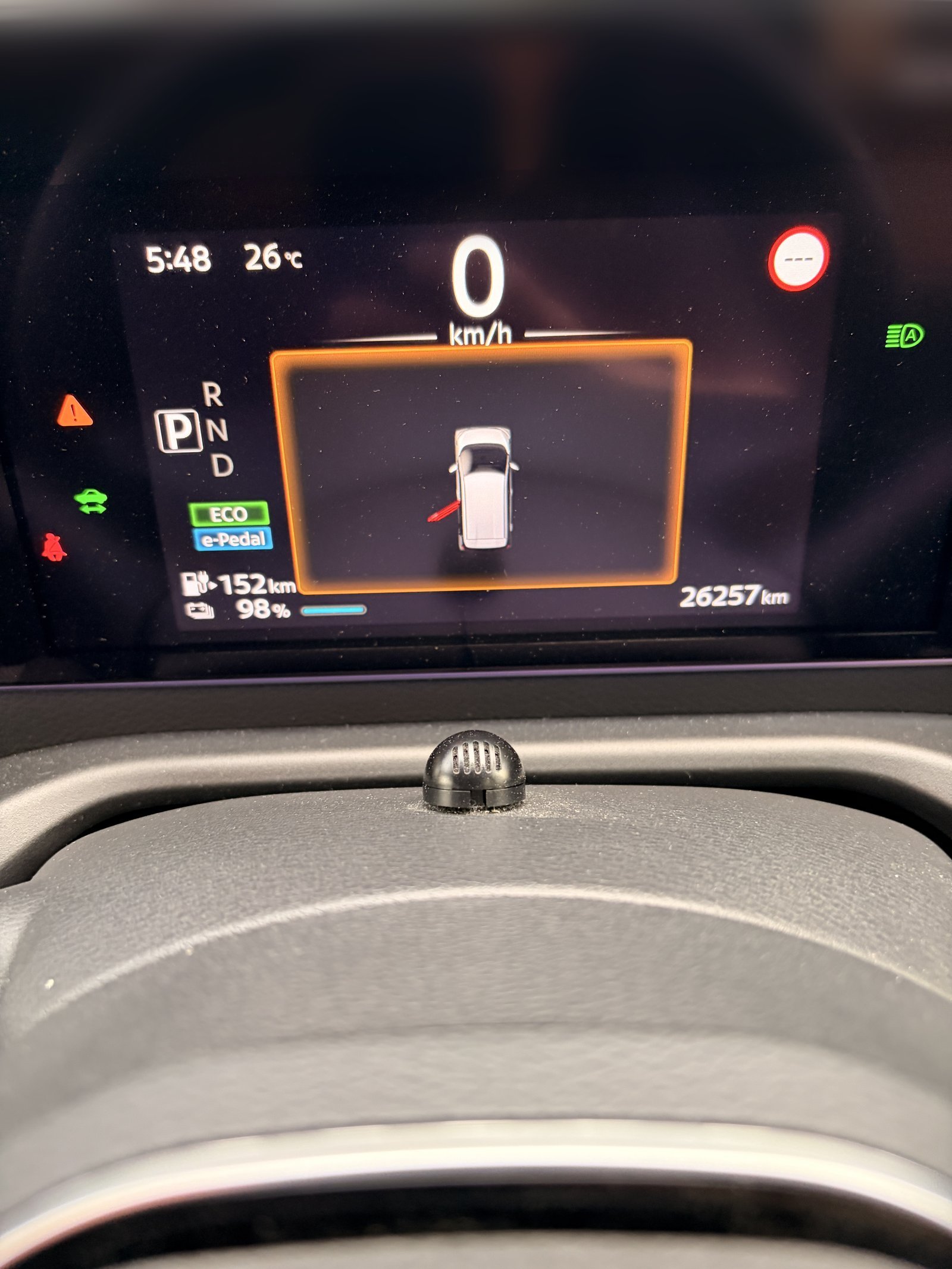 日産サクラのメーター表示。8月6日5時48分、駅駐車直後でバッテリー残量98%・オドメーター26257km