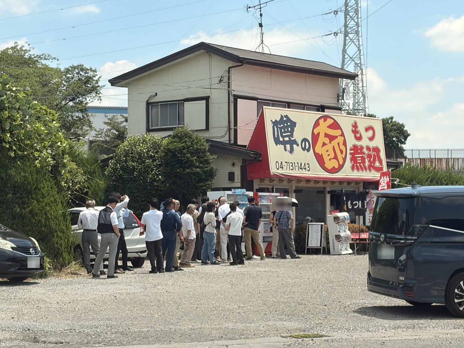 開店前から行列ができる噂の太郎の店先。砂利敷きの駐車場はすでに満車