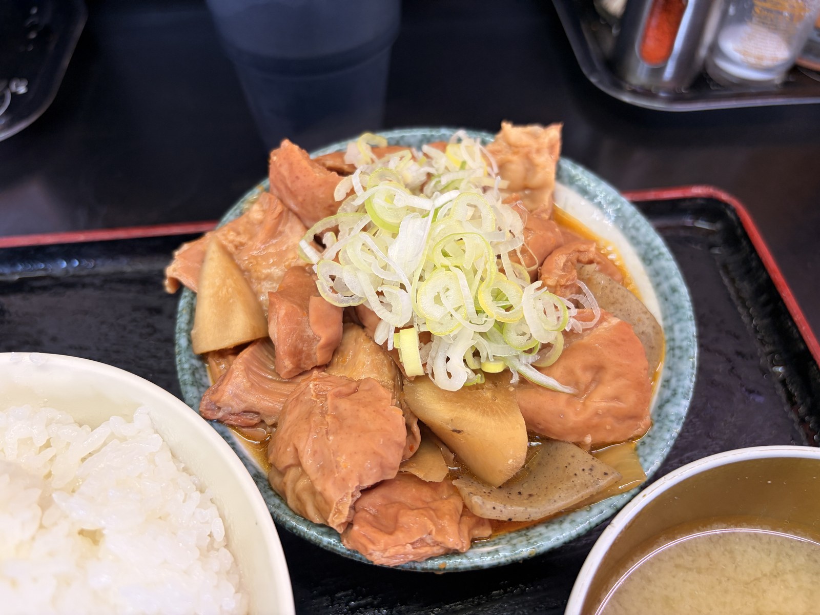 もつ煮のアップ。大根とごぼう、たっぷりの刻みねぎがのっている