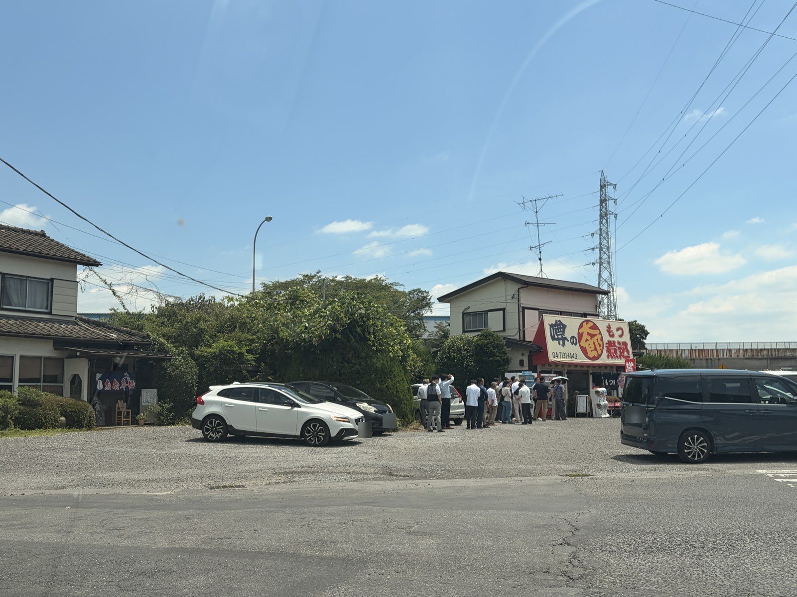 噂の太郎の駐車場全景。左手前は同じ敷地にある別のお店の駐車スペース