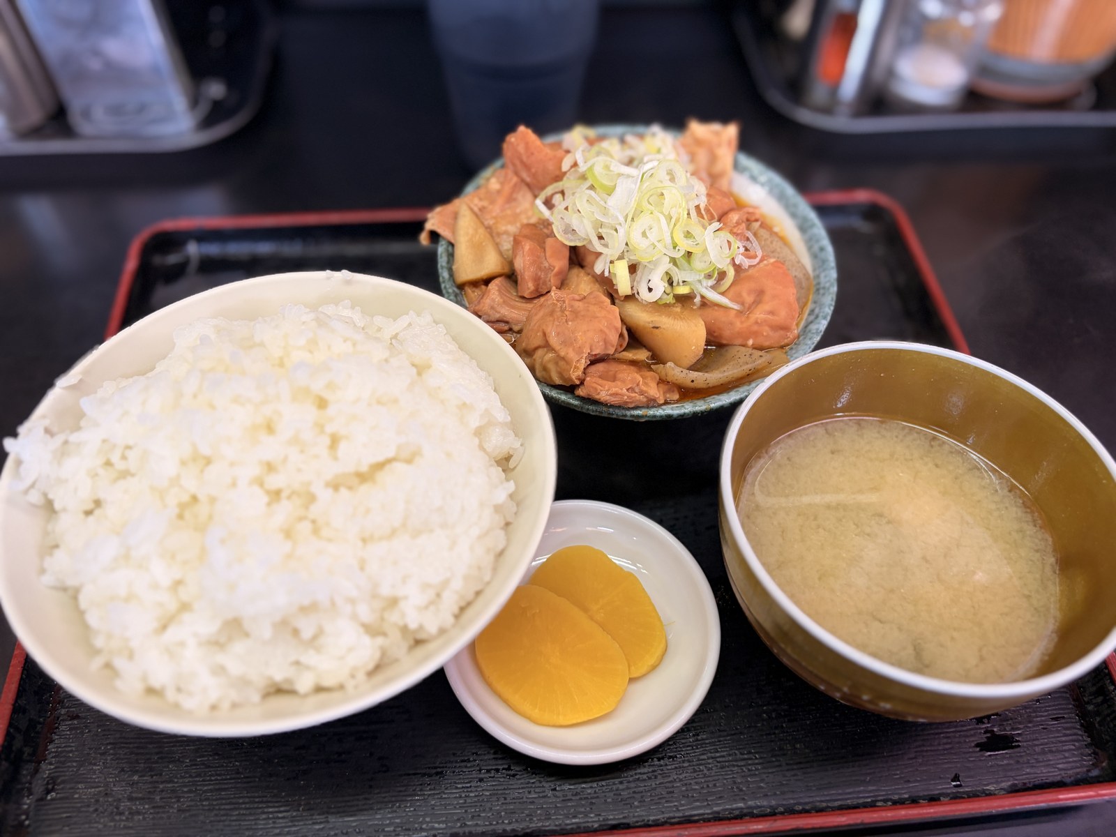 噂の太郎の煮込定食 両方大盛。もつ煮・大盛りごはん・味噌汁・たくあんの定食
