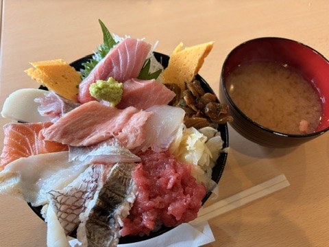 大和寿司のAランチ日替わりちらし。ネタが丼を覆い尽くす盛り付けと味噌汁