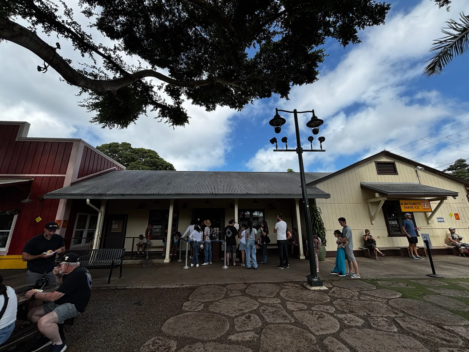 マツモト・シェイブアイスの店構えと行列
