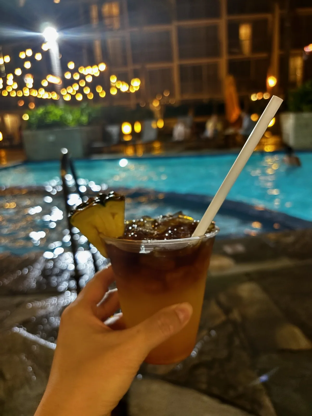 夜のプールとカクテル