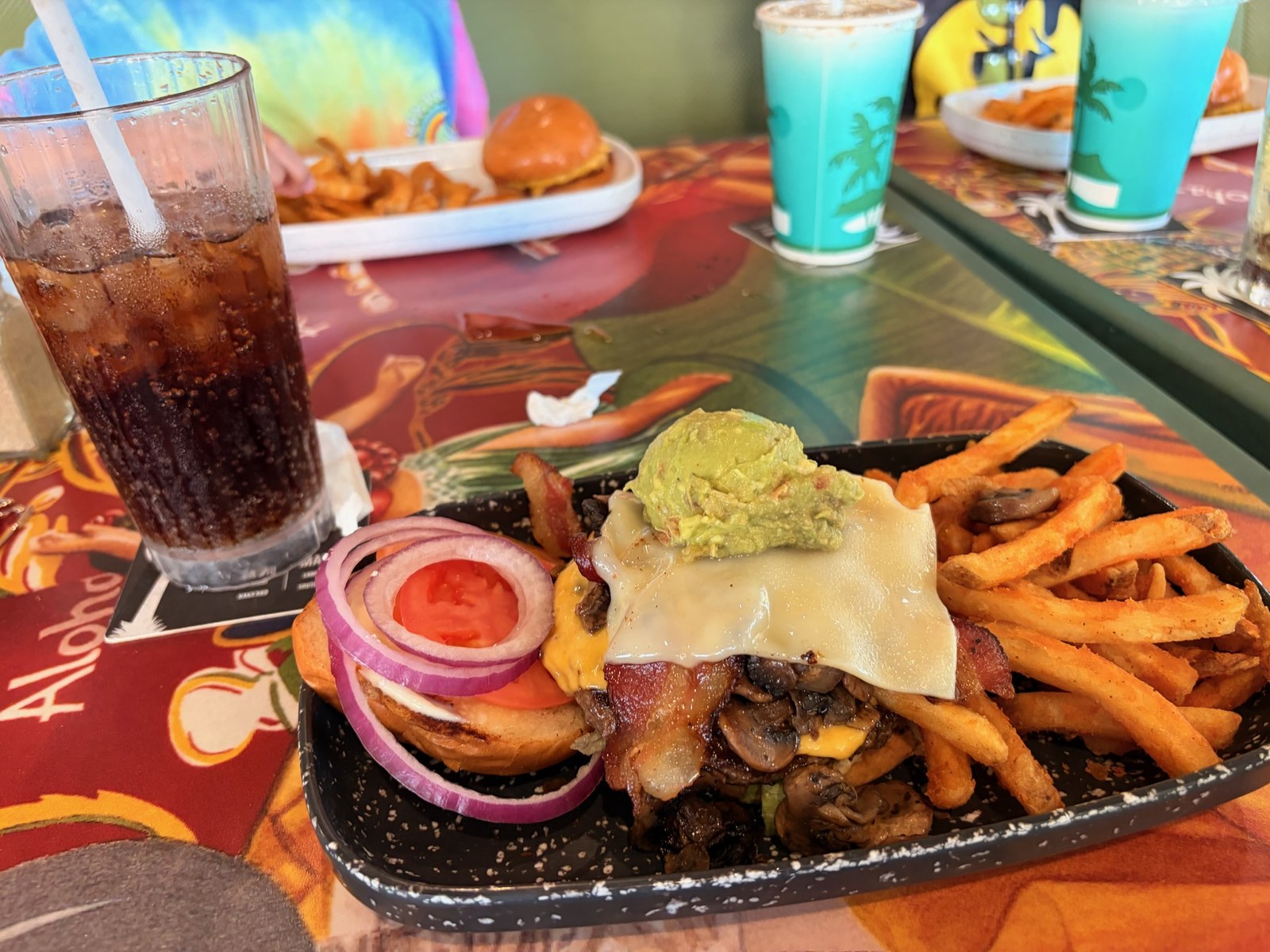 ワカモレとベーコンののったハンバーガーとフライドポテト
