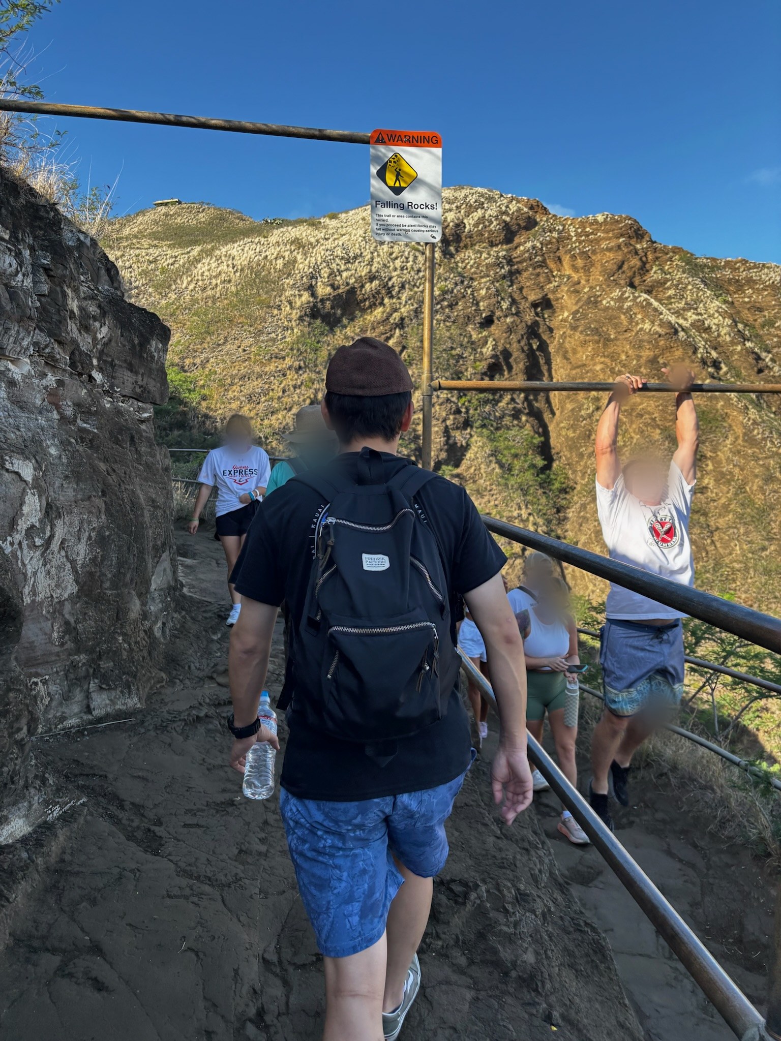 ダイヤモンドヘッドの登山道。土の道と手すり